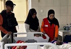 Menerjang Banjir Demi Nyawa: Kisah Bayi Patah Tulang dan Ibunya di Pengungsian