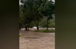 Nekat Terobos Banjir, Mobil Sedan Hanyut di Jalur Lingkar Selatan Cilegon