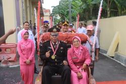 Puluhan Anggota Polres Probolinggo Naik Pangkat, Polisi Pensiun Diantar Pakai Becak