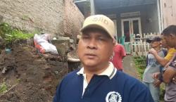 Hujan Deras Robohkan Pagar Rumah Warga Lebak Denok, Wakil Ketua DPRD Cilegon Turun Berikan Bantuan