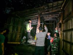 Kebakaran Rumah Terjadi di Desa Saban Gubug, Api Dari Korsleting Listrik Handphone Yang Dicas