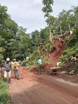 Rumah di Sisi Tebing Desa Kayumas Arjasa Terdampak Longsor, Kerugian Capai Jutaan Rupiah