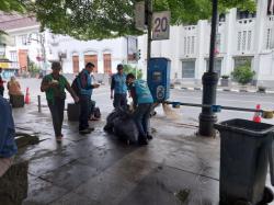 DLH Kota Bandung Angkut 95 Meter Kubik Sampah Usai Perayaan Tahun Baru 2026