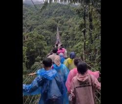 Viral! Jembatan Gantung Situ Gunung Sukabumi Dipadati Pengunjung, Keselamatan Jadi Sorotan