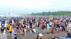Akhir Libur Panjang, Pantai Pangandaran Diserbu Puluhan Ribuan Wisatawan