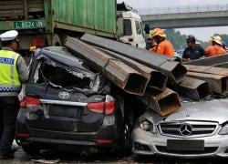 Kecelakaan Beruntun di Tol Batang: Besi Muatan Trailer Timpa Dua Mobil, 1 Orang Tewas 5 Luka