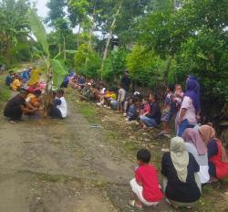 Doa di Atas Jalan Rusak: Warga Gilirejo Miri Mendesak Bupati Sragen Segera Turun Tangan