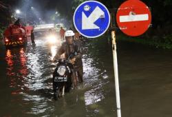Hujan Deras Lumpuhkan Sejumlah Jalan di Surabaya, Damkar Kerahkan Puluhan Armada Sedot Banjir