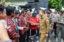 Kudus Geger! Pintu Gerbang DPRD dan Kantor Bupati Dipenuhi Jejeran Pakaian Dalam Wanita, Ada Apa?