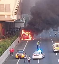 Bus Rombongan Peziarah Lampung Terbakar di Tol Jakarta-Cikampek KM 06A Bekasi, 34 Penumpang Selamat