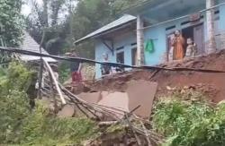 Diguyur Hujan Sehari Semalam, TPT Rumah Warga di Bojongmanik Lebak Ambrol