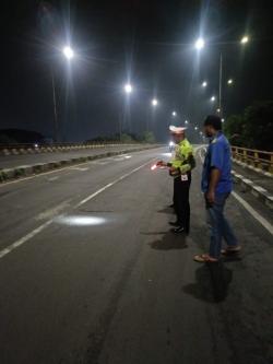 Lindas Balok Kayu di Turunan Flyover Trosobo, Pengendara Motor Tertabrak Bus Sugeng Rahayu