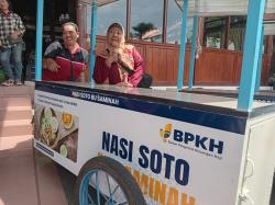 Dana Abadi Umat Digelontorkan, 50 PKL Kudus Terima Gerobak dan Tenda