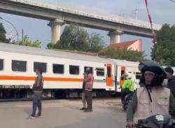 Rangkaian Kereta Diduga Mogok di Perlintasan Sebidang di Padalarang, Kendaraan Terhalang