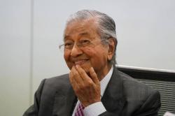 Mahathir Mohamad Dilarikan ke Rumah Sakit, Jatuh di Rumah