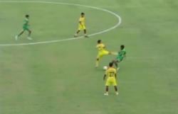 Viral! Pemain Perseta Kena Tendangan Kungfu hingga Terkapar, Begini Kronologinya