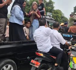 Tembus Macet Demi Presiden, Bupati Karawang Naik Motor ke Lokasi Panen Raya
