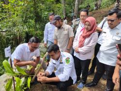 Raker IJTI Bandung Dirangkai Aksi Tanam Pohon di Kawasan Wisata Pangalengan