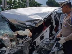 Kecelakaan Maut Minibus Tabrak Truk Muatan Besi di Tol Jombang, Mobil Ringsek 2 Lansia Tewas