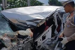 Detik-Detik Avanza Hantam Truk di Tol Jombang, Dua Lansia Asal Bangkalan Madura Tewas