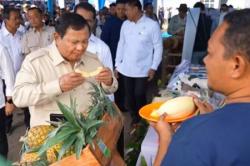 Prabowo Cicipi Buah dan Susu sebelum Deklarasi Swasembada Beras di Karawang