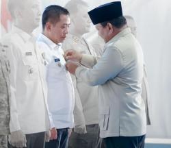 Bupati Karawang Terima Satya Lencana Wira Karya atas Kontribusi Ketahanan Pangan