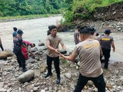 Akses Dua Dusun Terisolasi, Brimob–Polres Barru Dirikan Jembatan Gantung
