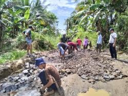 Akses Vital, Warga Desa Cilangkap Gotong Royong Perbaiki Jalan Cikeusik–Citawi