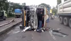 Diduga Sopir Mengantuk, Truk Tangki Hantam Median dan Tronton di Turi Lamongan