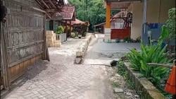 Klaim Lahan Pribadi, Warga di Blora Pasang Pondasi di Tengah Jalan Desa