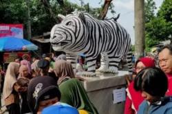 Macan Putih Gemoy di Kediri yang Lagi Viral, Dibuat dari Mimpi Seniman dan Legenda Penjaga Desa