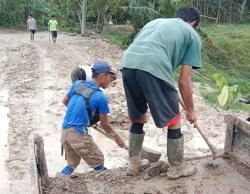 Gotong Royong Warga Nanggung Bangun Jalan dan Sarana Ibadah Secara Swadaya