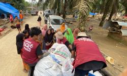 Haru! Relawan Laznas AQL Peduli Tembus Pedalaman Aceh Tamiang demi Antar Mukena dan Pakaian