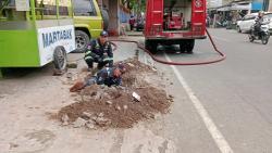 Jalan Kerap Banjir saat Hujan, Damkar Bersihkan Saluran Got Penuh Sampah