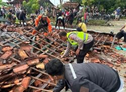 Angin Kencang Terjang Desa Pelem Gabus, Satu Rumah Roboh Dan Beberapa Rusak di Bagian Atap
