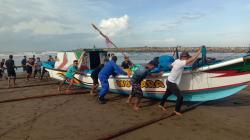 Detik-detik Menegangkan! Perahu Mutiara Terbalik di Logending, 4 Nelayan Selamat dari Maut