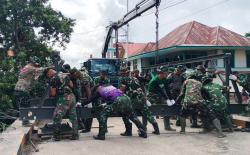 Pulihkan Infrastruktur, Personel Yonzikon 12/KJ Dikerahkan Bangun Jembatan Bailey di Solok dan Agam