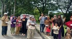 Ratusan Nasi Kotak Dibagikan kepada Pemulung dan Pengguna Jalan di Cilegon