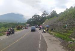 Tebing Eks Longsor Cugenang Jadi Tempat Nongkrong Sore Bagi Pengendara