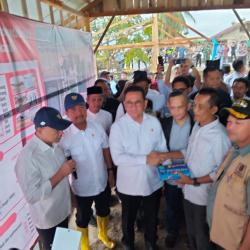 Menko Bidang Pangan Zulkifli Hasan: Tetap Tenang Hadapi Banjir Susulan