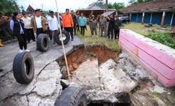 Bencana Banjir Belitang III OKU Timur, Gubernur Herman Deru Ingatkan Perbaiki Jembatan yang Rusak