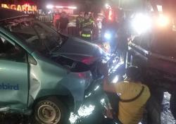 Taksii Lompati Pembatas Jalan, Dua Mobil Terlibat Kecelakaan di Ungaran