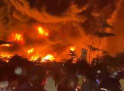 Bengkel Ban di Tanjunguncang Batam Terbakar Hebat, Asap Hitam Tutupi Jalan