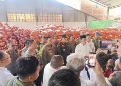 Menteri Pertanian Cek Barang Bukti 6.172 Karung Bawang Bombai Ilegal di Semarang Utara