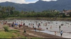 Di Balik Banjir Bandang, Sungai Ujung Tanah Padang Berubah Jadi “Pantai” Dadakan