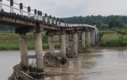 Setahun Lebih Rusak, Kondisi Jembatan Desa Pabuaran Curi Perhatian Saat Baksos IDI Pemalang