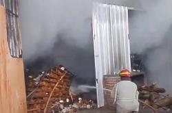 Usaha Pengolahan Kopra di Jombang Terbakar, Karyawan Panik Lihat Api Melahap Gudang