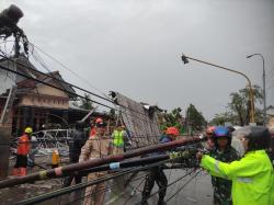 Hujan Deras dan Angin Kencang Terjang Kesesi, Tiang Listrik Roboh hingga Atap Sekolah Rusak