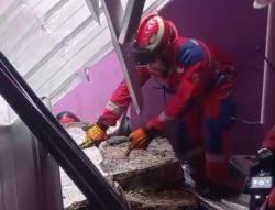 Pasutri di Makassar Tertimpa Reruntuhan Bangunan