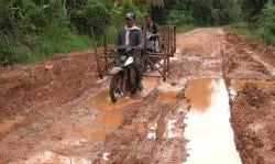 Akses Jalan Penghubung di Desa Talang Buluh Banyuasin Berlumpur, Warga Minta Perhatian Pemerintah